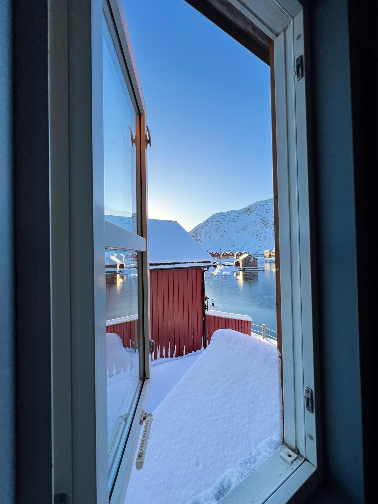 Charming Waterfront Cabin In Ballstad, Lofoten Exterior foto