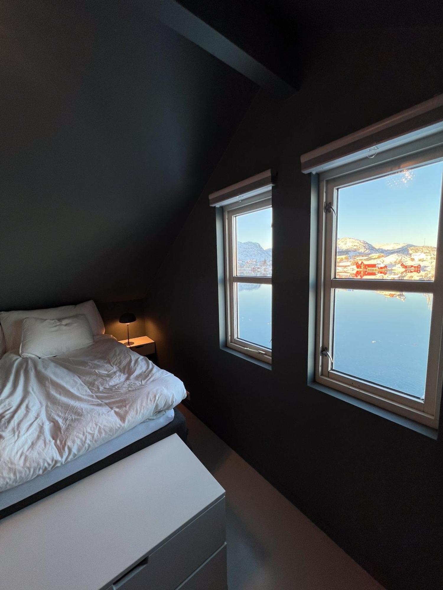 Charming Waterfront Cabin In Ballstad, Lofoten Exterior foto