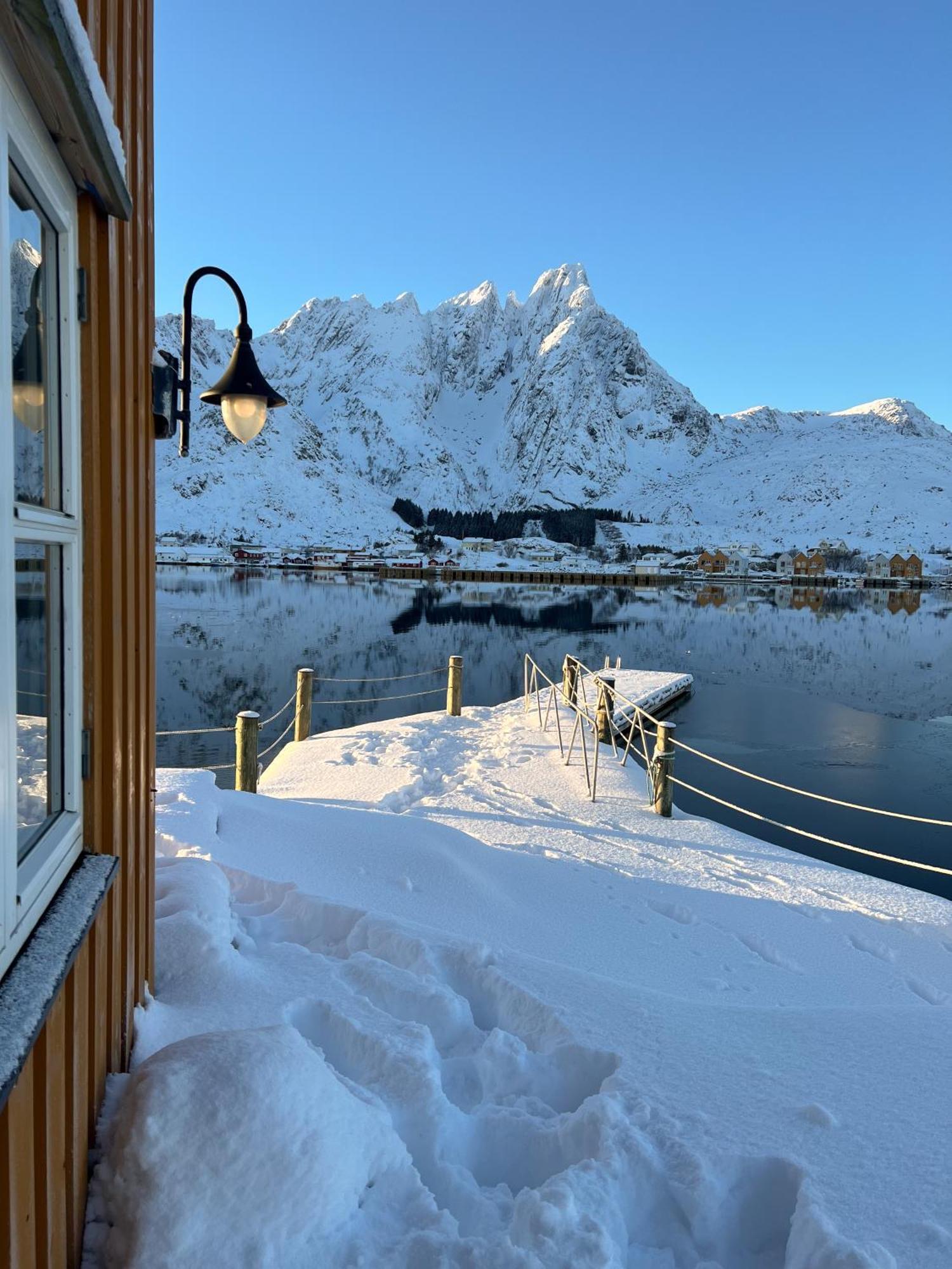 Charming Waterfront Cabin In Ballstad, Lofoten Exterior foto